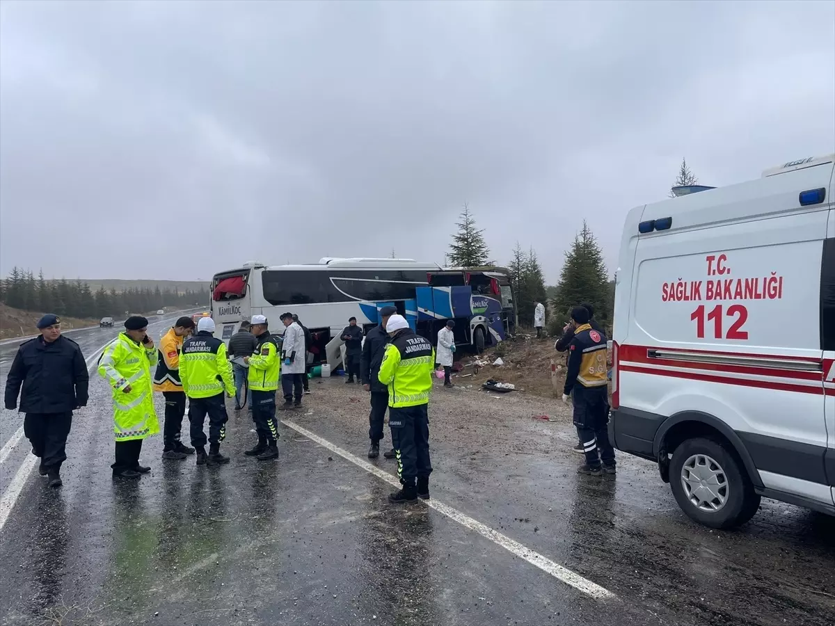 Otobüs Devrildi: 1 Ölü, 30 Yaralı